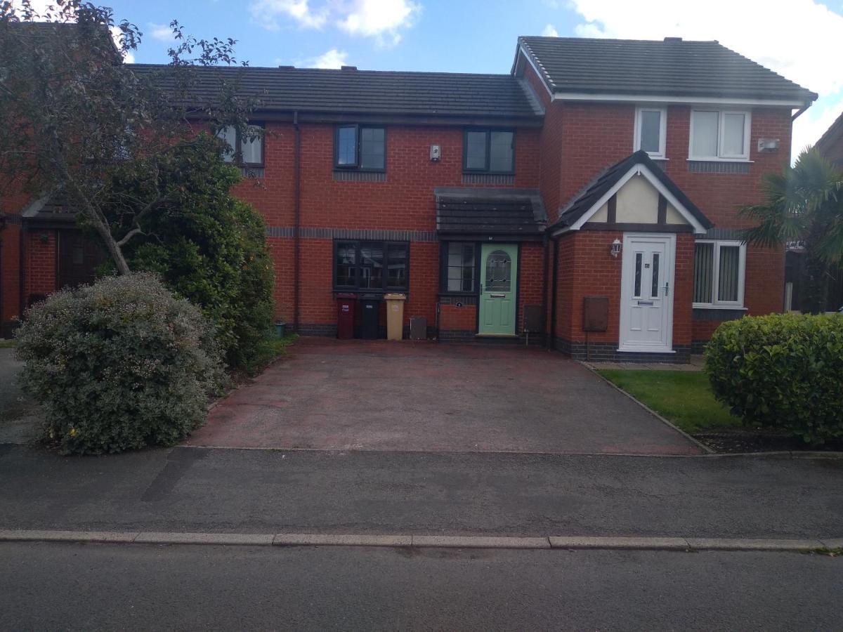 Beautiful 2-Bed House In Bolton With Free Parking Villa Esterno foto